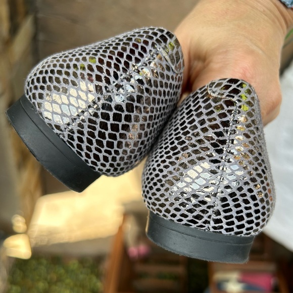 Vionic Silver Flats with Snakeskin Texture Sz-6. F - Picture 7 of 11